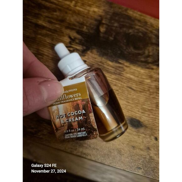 NEW Bath & Body Works Wallflowers Hot Cocoa & Cream Fragrance Refill Giftable - Picture 1 of 1